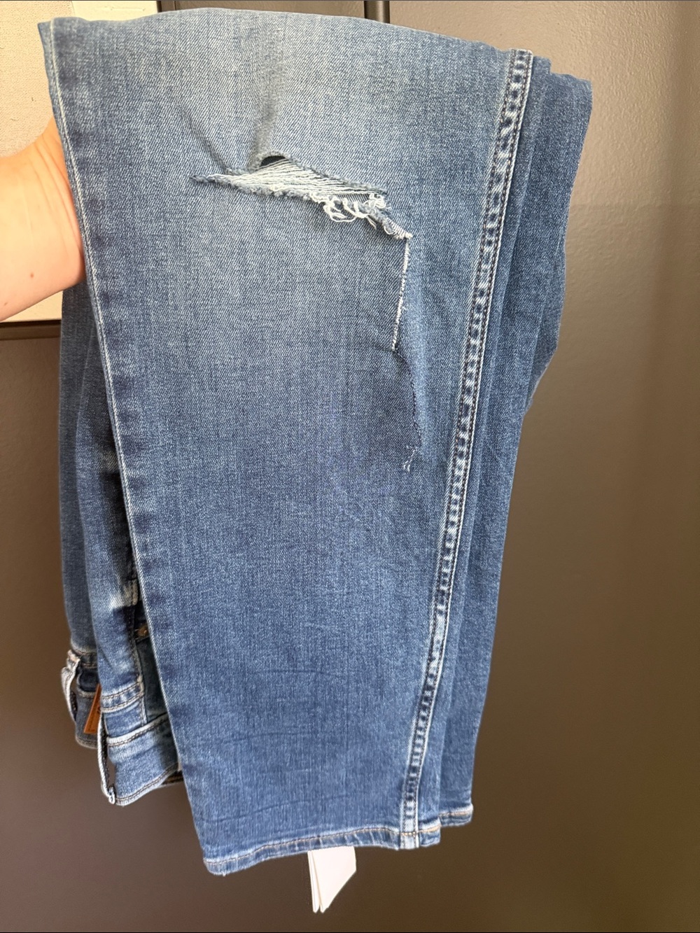 Calvin Klein Women's mid rise slim boyfriend Jeans with Subtle Distress - Picture 2 of 3